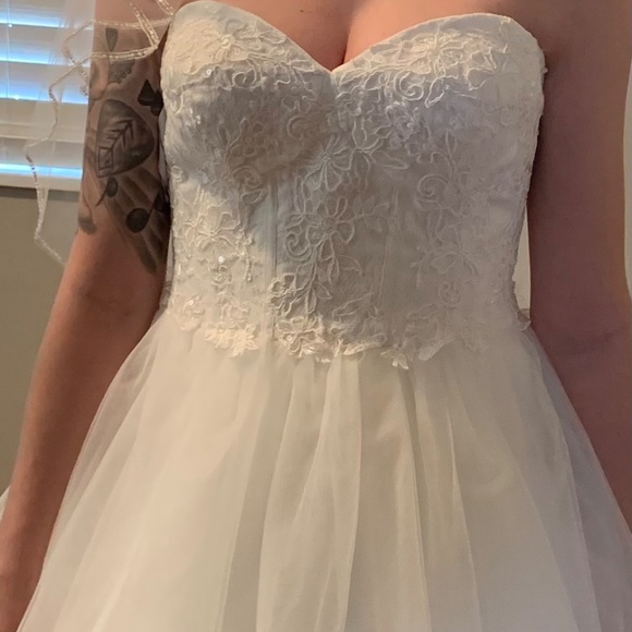 David’s Bridal wedding dress - Picture 3 of 7